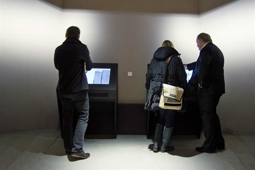 An den Medienstationen des Digitalen Archivs (Bild: Björn Salgert, HSD)